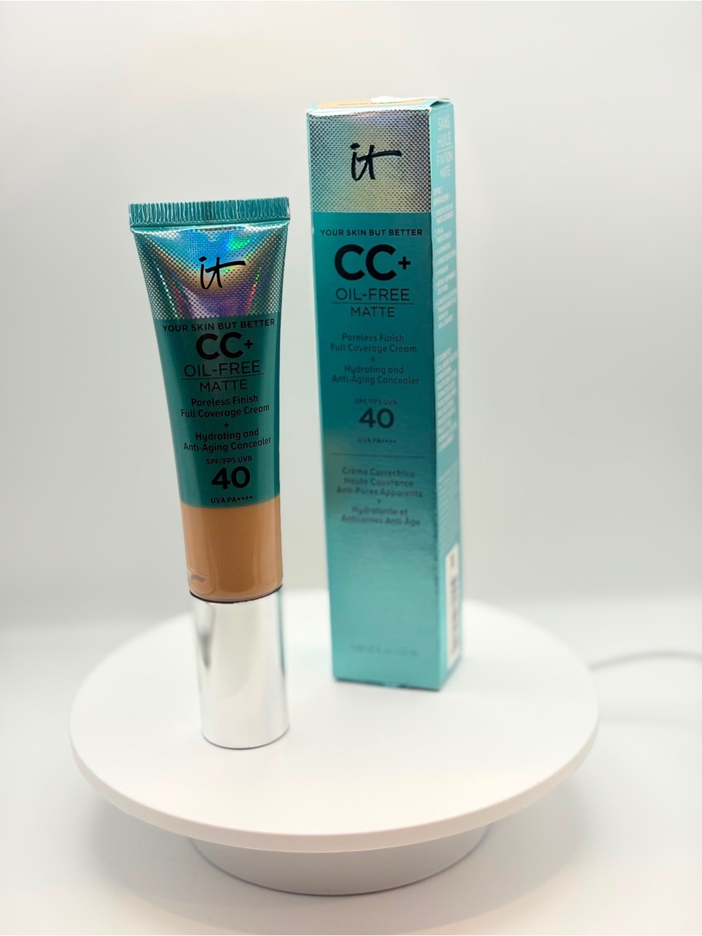 it cosmetics CC+ Oil-Free Matte Cream SPF 40 - Teal Packaging with Beige Shade